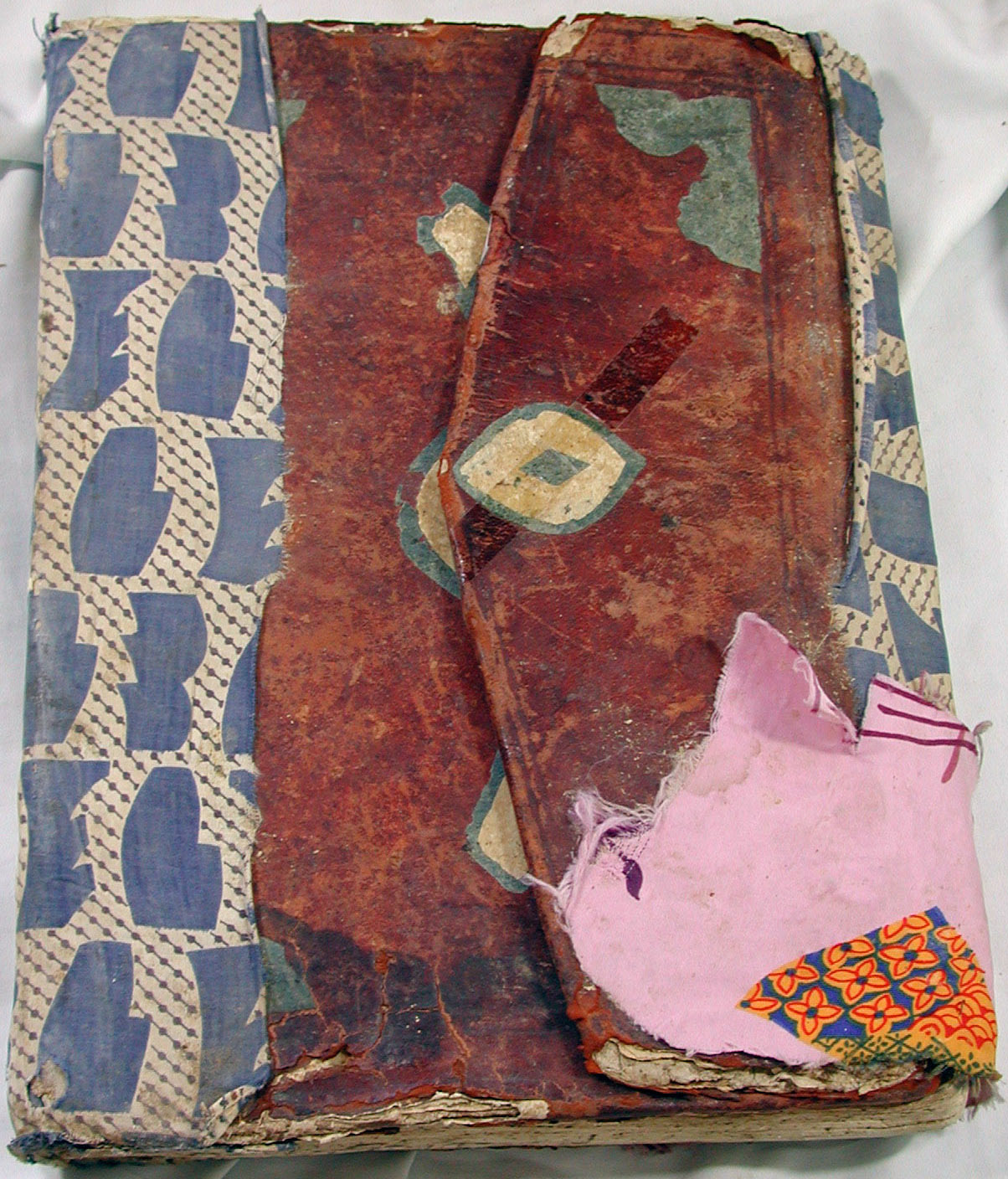 Cover of a manuscript in the Maktabat Āl al-Hāshimī collection, Sa'dah, Yemen (<a href='https://w3id.org/vhmml/readingRoom/view/144324'>ZMT 1200</a>)