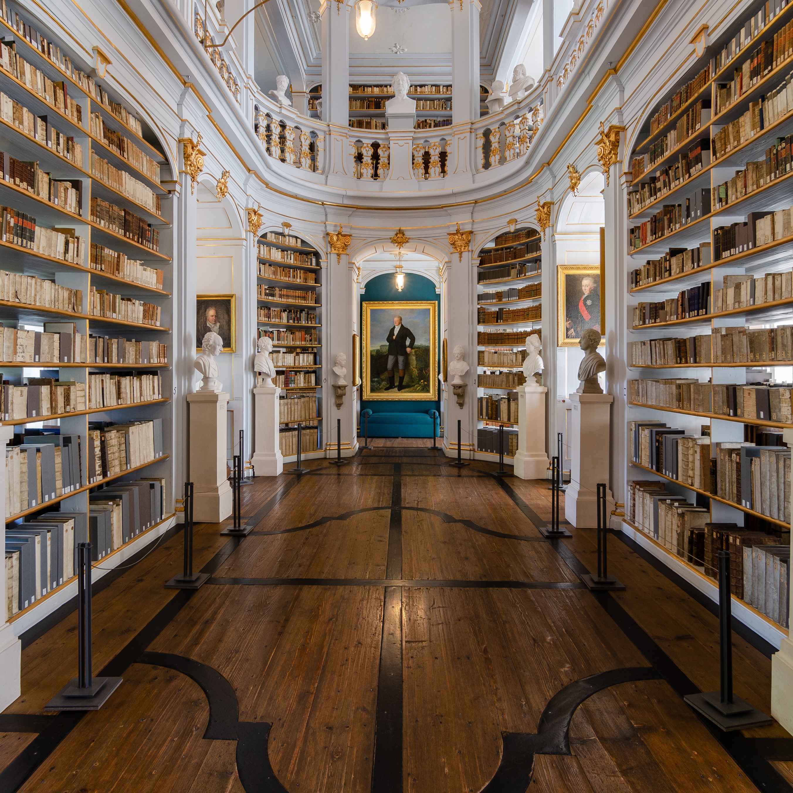 Rococo hall in the Herzogin Anna Amalia Bibliothek (© Steffen Schmitz (Carschten) / Wikimedia Commons / CC BY-SA 4.0, https://commons.wikimedia.org/wiki/File:Weimar,_Herzogin_Anna_Amalia_Bibliothek,_2019-09_CN-03.jpg)